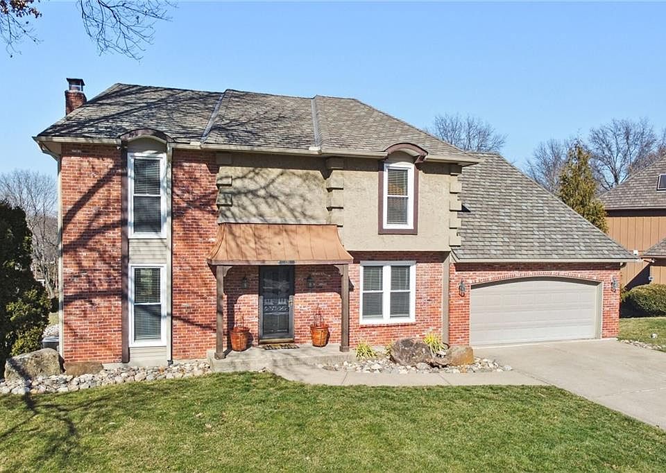 1st image of 120 NE Wood Glen Ln