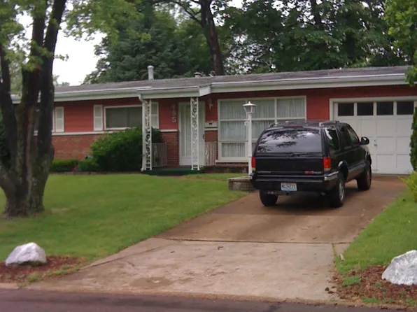 495 Larry Dr, Florissant, MO 63033