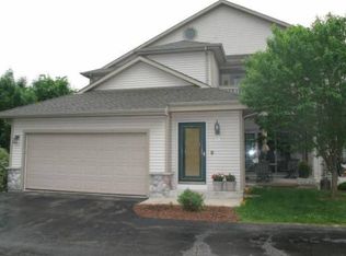 2221B Circle Rdg, Delafield, WI 53018