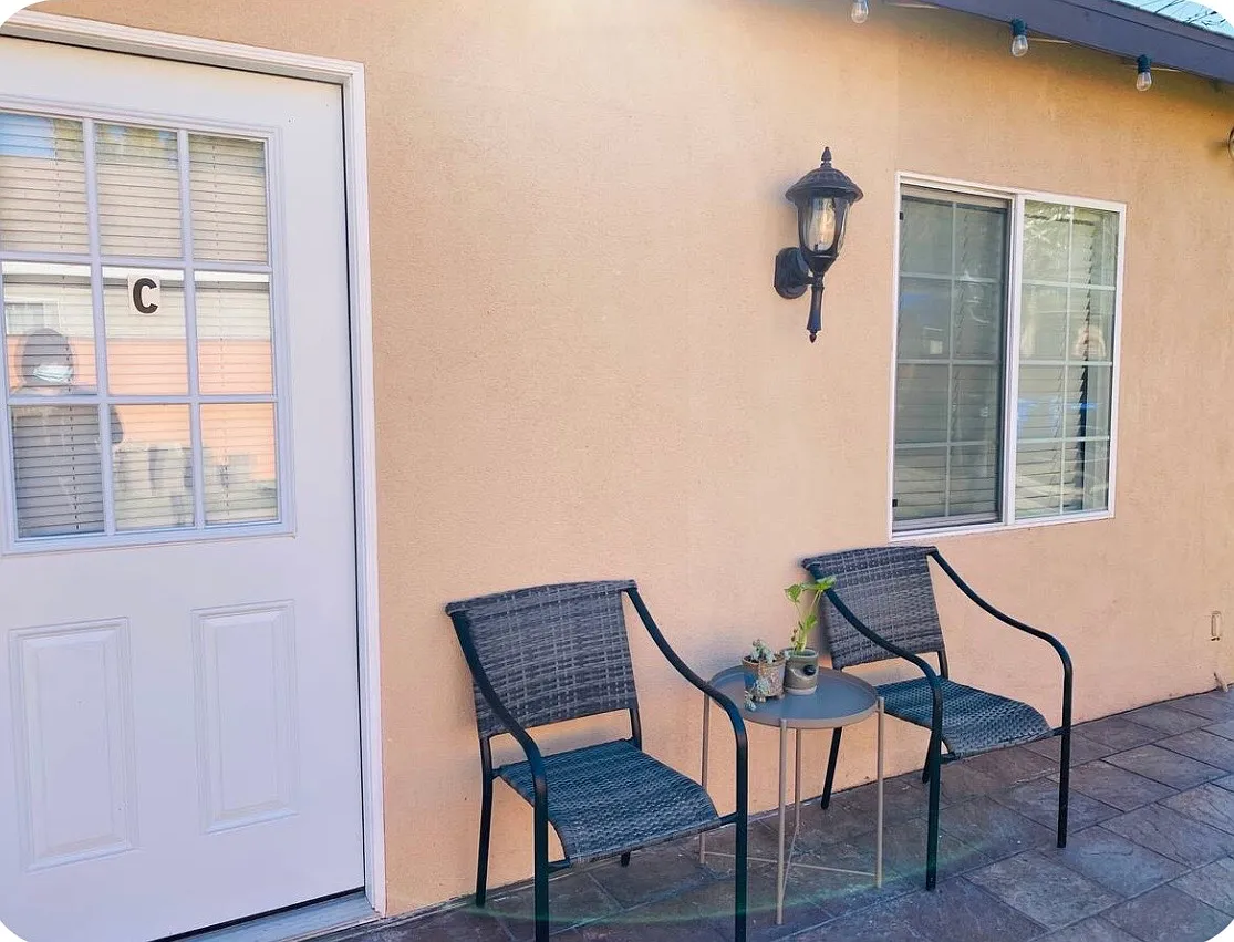 Studio, 300 sqft, $1,650 — Photo 2