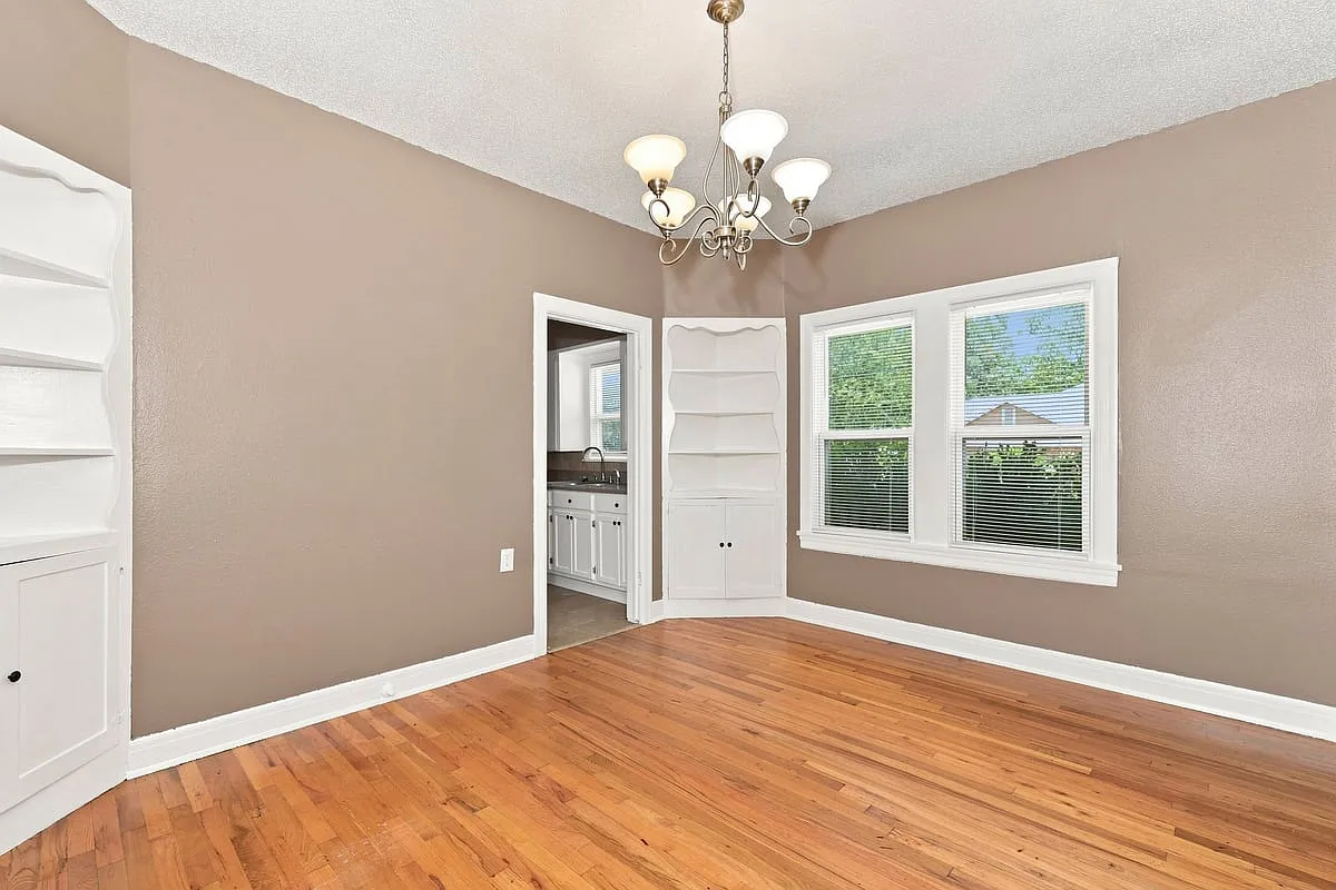 2201 Windsor Ave - 2201 Windsor Ave — Photo 2
