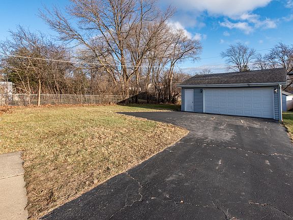 3rd image of 293 Bridgewood Dr