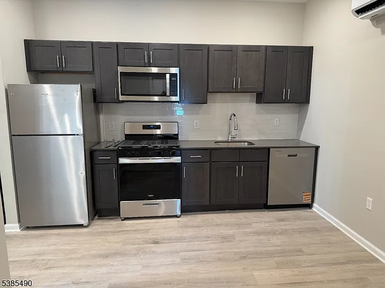 10 E Washington Ave #2M — Photo 3