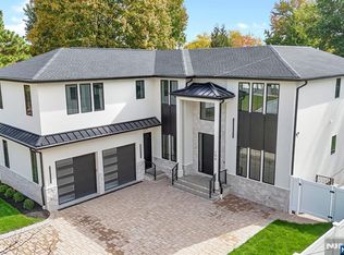 156 Stuart St, Paramus, NJ 07652