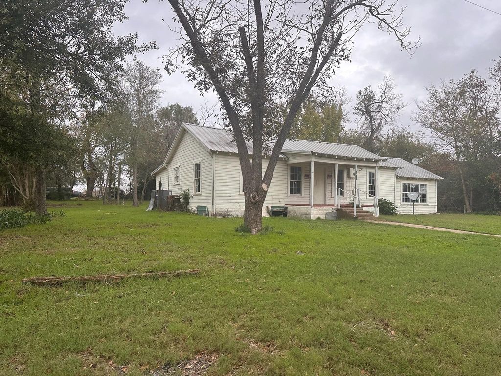 348 Walnut St, Donie, TX