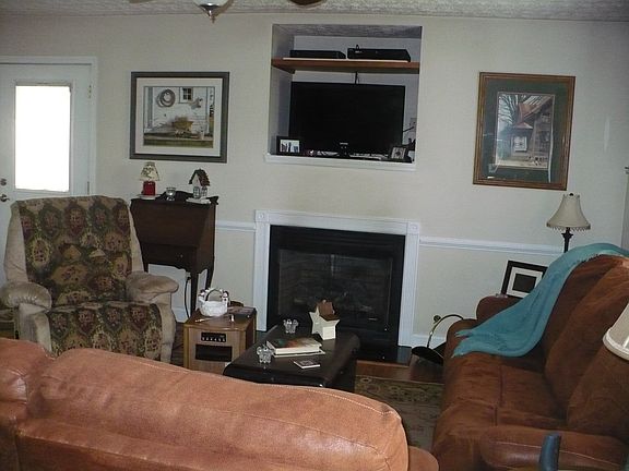 3rd image of 107 Broken Arrow Ln