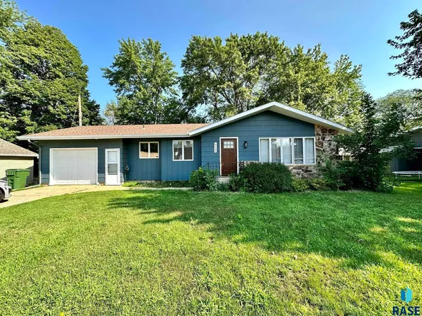 512 E 7th St, Freeman, SD 57029
