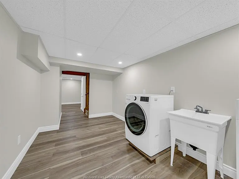 2823 Garvey Cres — Photo 39