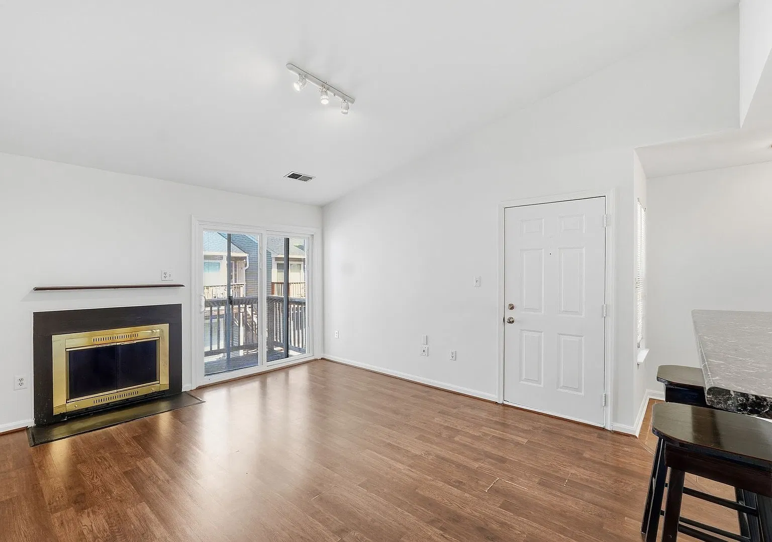 Nicely Updated 1 Bedroom 1 Bathroom Condo In Excellent Location!! — Photo 3