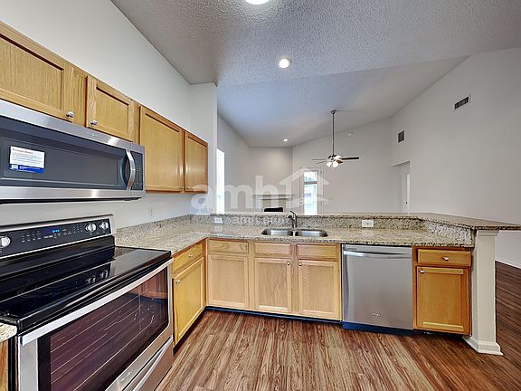 3rd image of 12582 Ayrshire St E