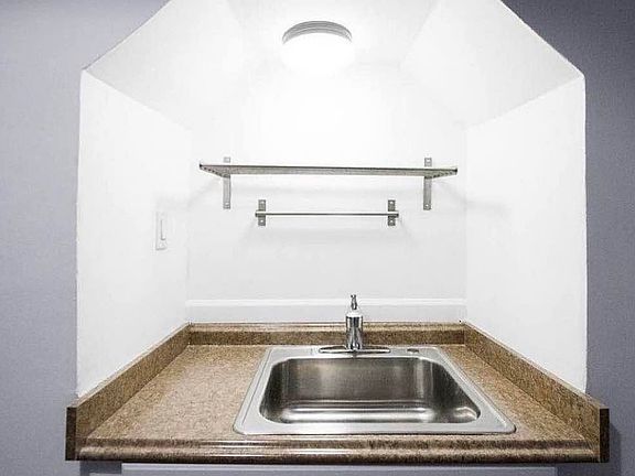 4th image of 35 Montrose Ave APT 2R