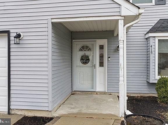 3rd image of 415 Acorn Rd