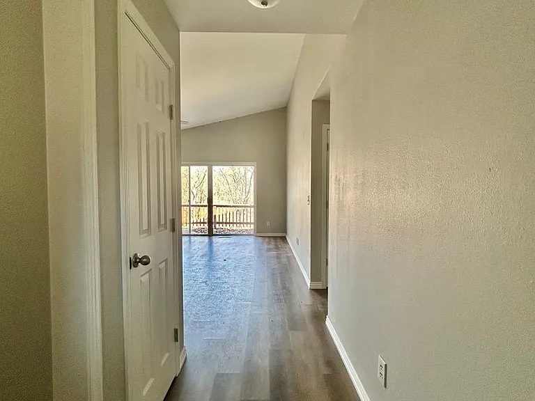12 Newport Cir — Photo 2