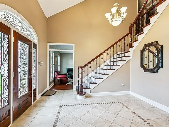 4th image of 45 Chateau Trianon Dr