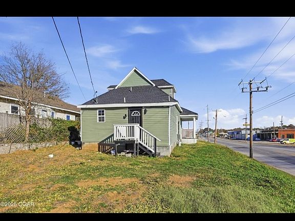 3rd image of 512 S Cox Ave