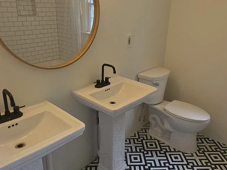 504 E Vine St — Photo 14