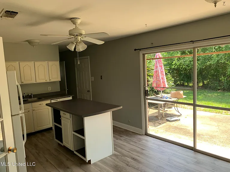 2504 Middlecoff Dr — Photo 5