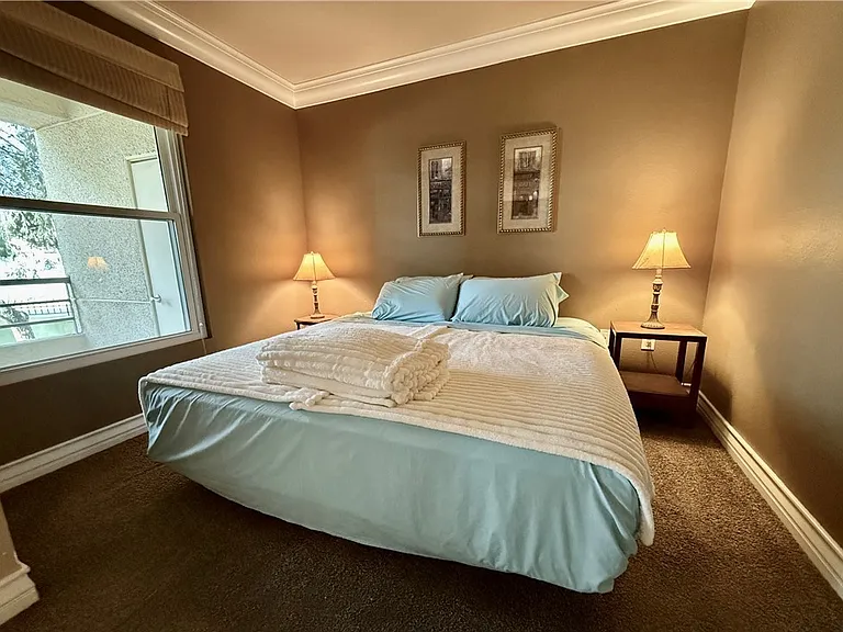 Sleeping area with a comfortable King-size bed!