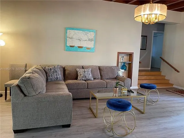 3 bed, 2.0 bath, 1721 sqft, $5,500 — Photo 3