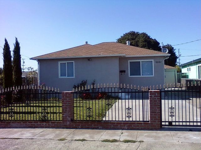 1st image of 2201 Pine Ave