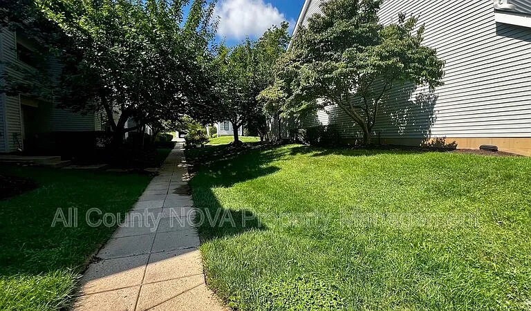1611 Carriage House Ter #1611 — Photo 27