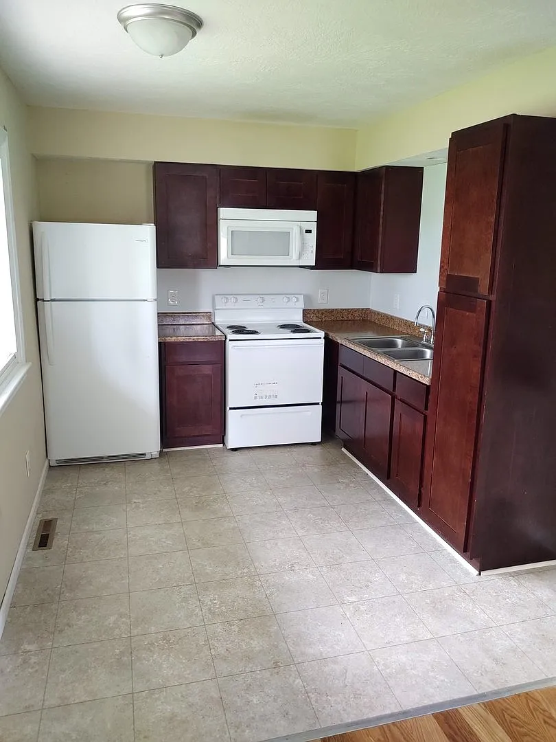 2131 W Phelps — Photo 2