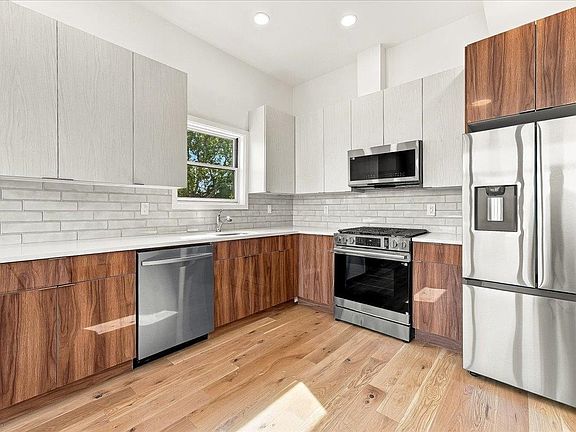 3rd image of 24 W 19th St