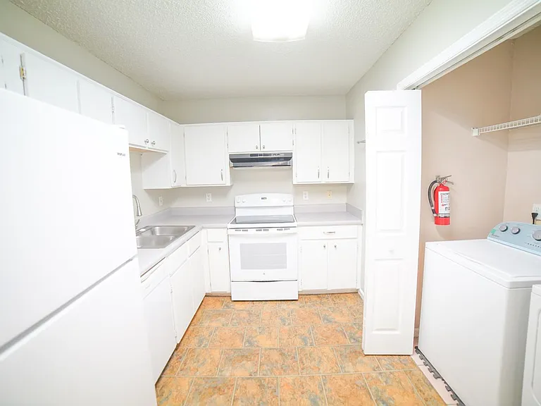 1100 Green Tree Ct #F — Photo 9