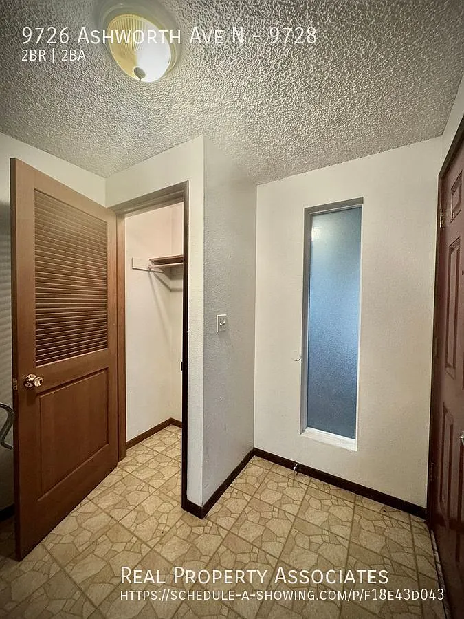 Spacious 2 Bedroom/2 Bath Townhouse-Style Duplex with Fenced Backyard - Pet Friendly! — Photo 4