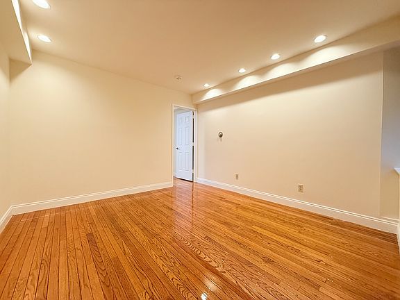 2nd image of 362 Broome St APT Bw