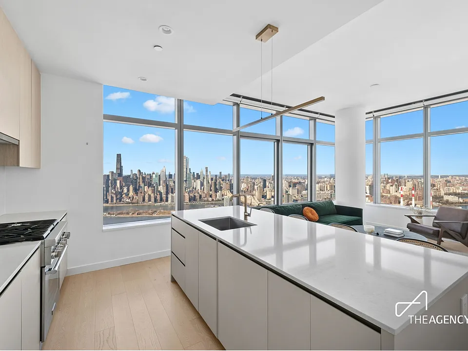 3 Court Sq #Penthouse 302