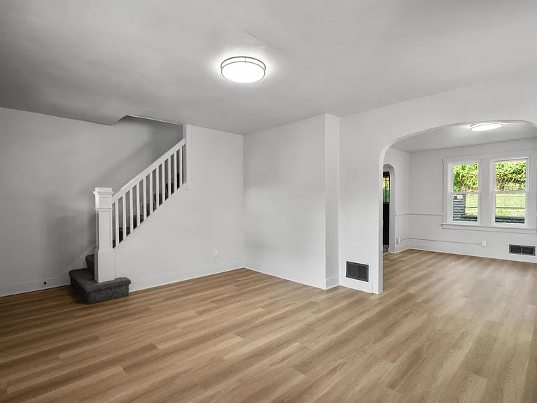 1303 Woodlawn Ave — Photo 7