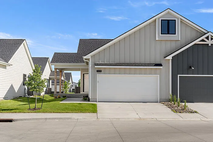 3 bed, 3.5 bath, 1950 sqft, $2,200 — Photo 3