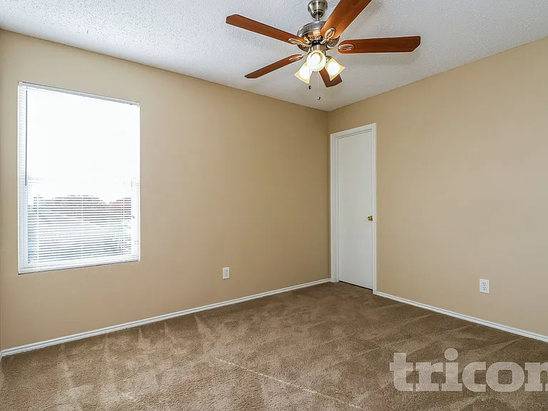 4865 Waterford Dr — Photo 13