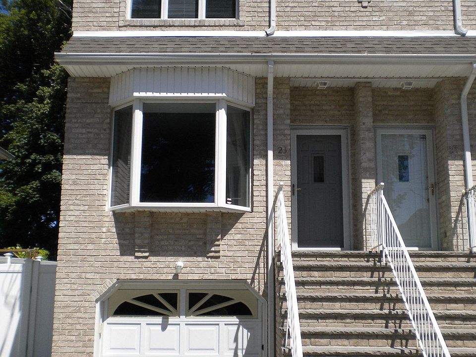 Front view of home.