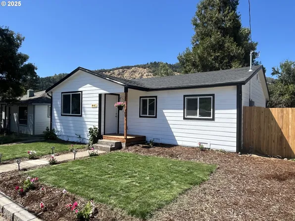 441 NE Johnson St, Myrtle Creek, OR 97457