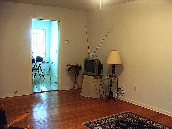 4th image of 4521 De Lange Ln