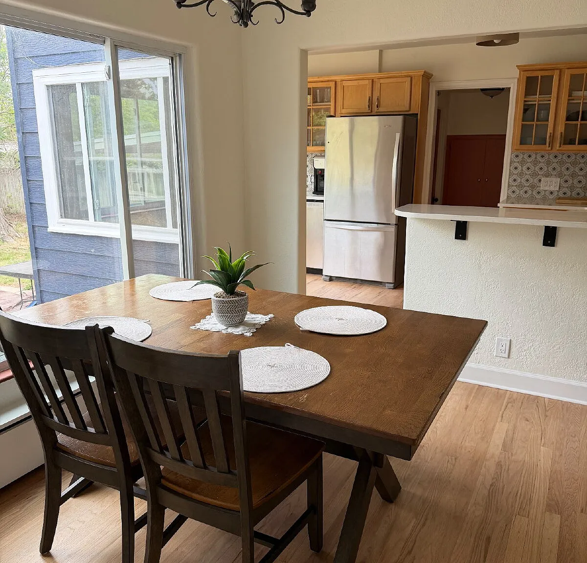 3 bed, 1.0 bath, 1200 sqft, $2,500 — Photo 4