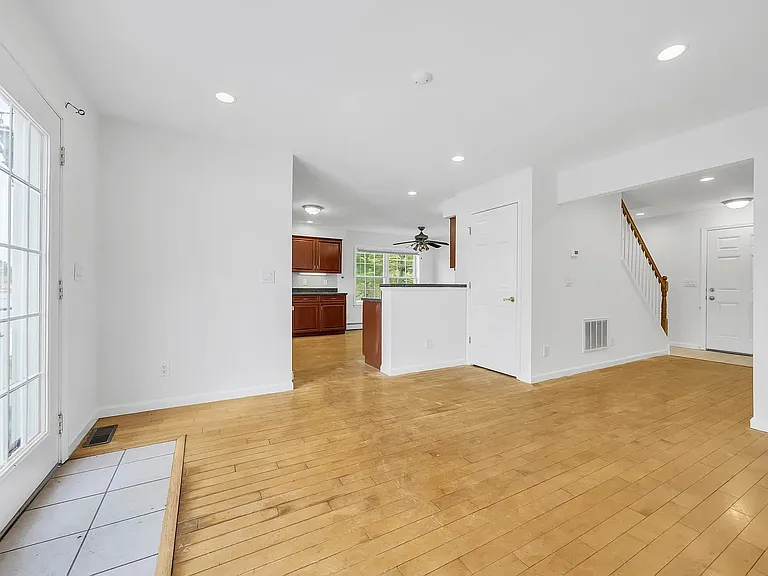 1541 Monmouth Ave #A — Photo 9