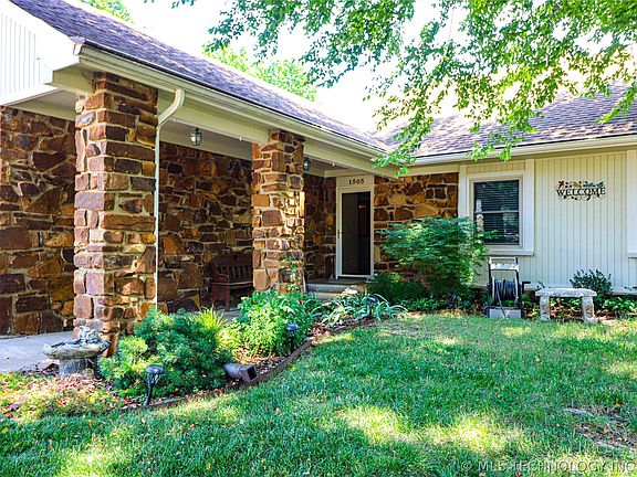 2nd image of 1505 W Oakridge Ct