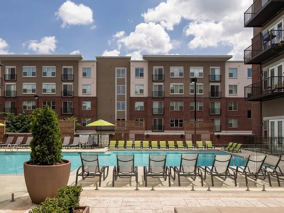 The Melrose Apartments in South Nashville resort-style pool deck