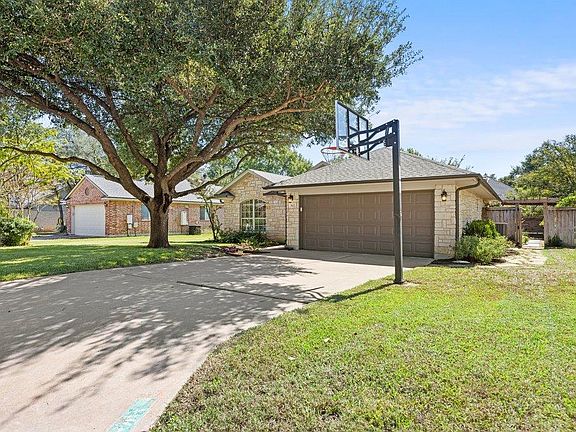 3rd image of 802 Mountain Ridge Dr