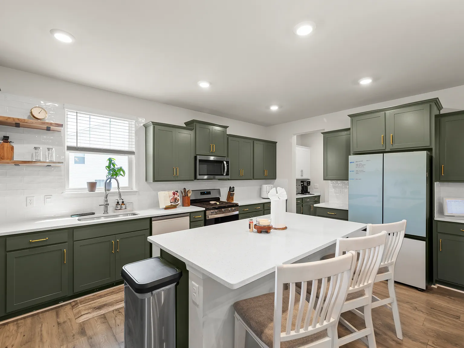 6 bed, 4200 sqft, $3,500 — Photo 4