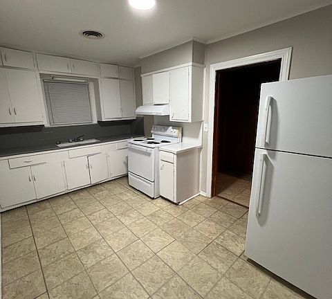 4th image of 581 Campus St