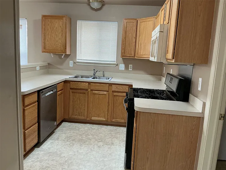 48161 Nottinghill Ln — Photo 15
