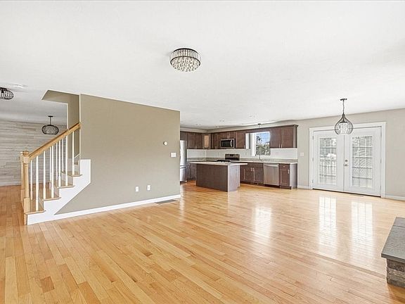 4th image of 10 Jonathan Ln