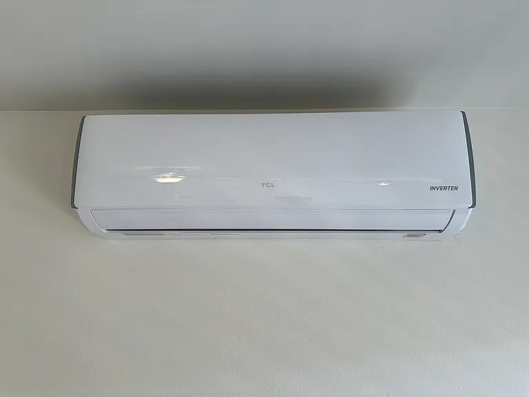Wall Mounted Air Conditioning Unit #305