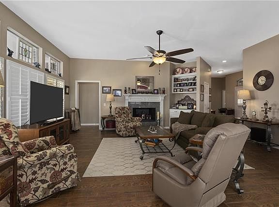 5th image of 556 Will Smith Cir