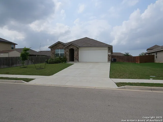 4 bed, 2.0 bath, 1888 sqft, $1,950 — Photo 2