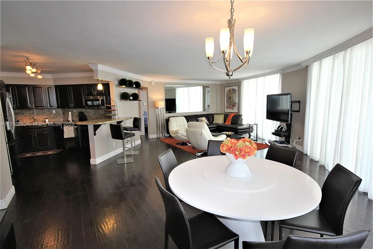 Building Photo - 5151 Collins Ave #924